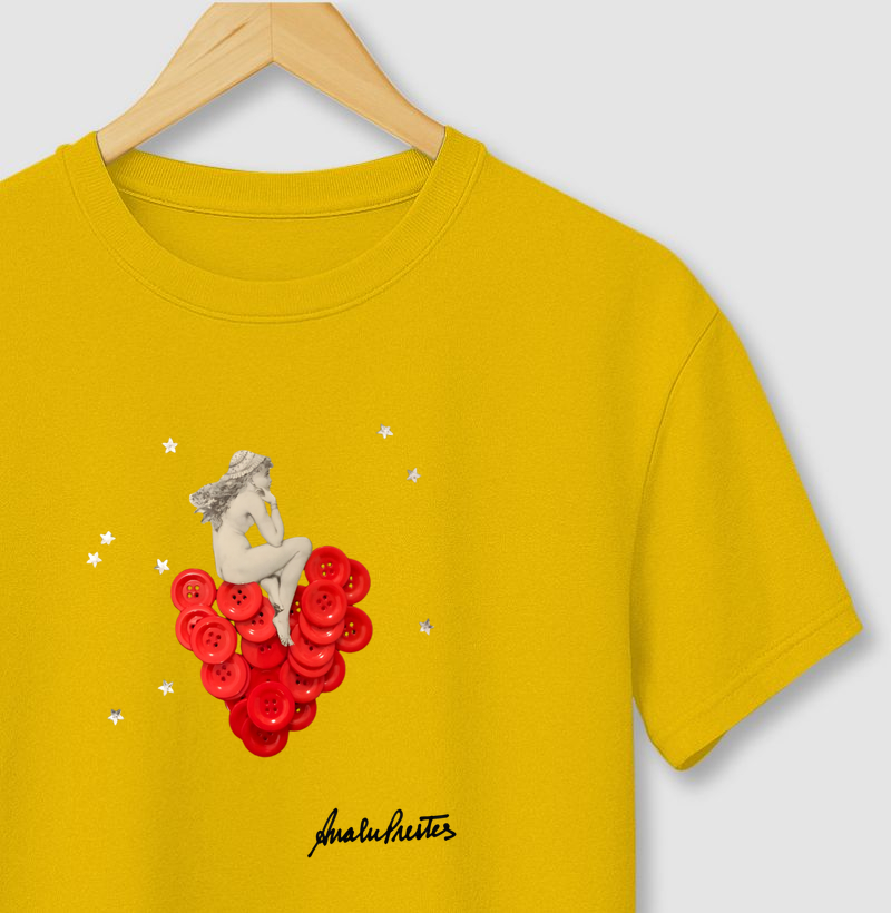 Analu Prestes. MENINA COM CORAÇÕES DE BOTÕES VERMELHOS.