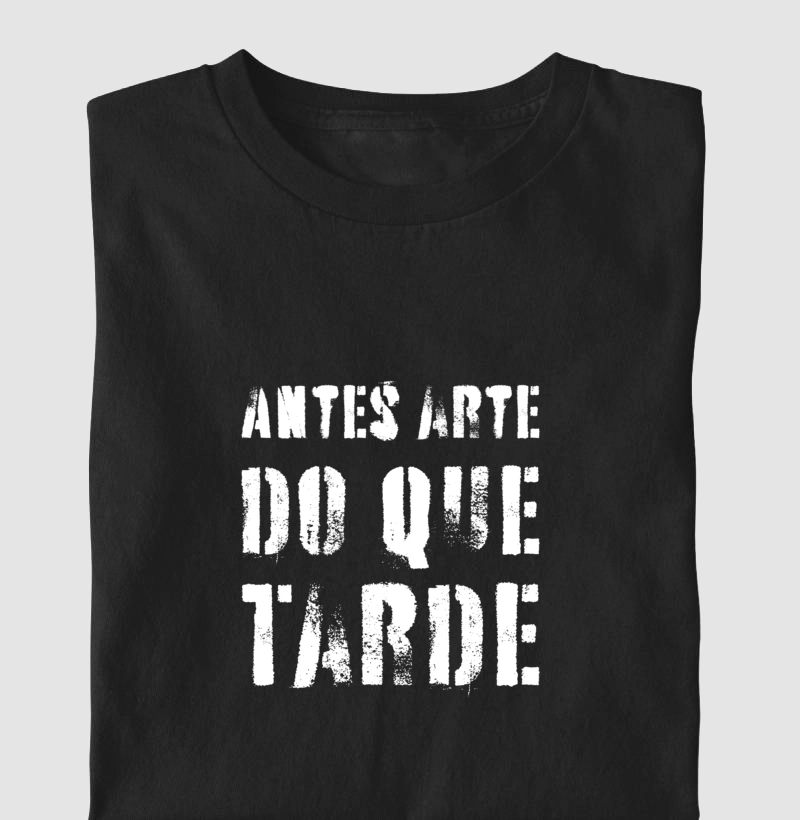 Camiseta "Antes arte do que tarde" – impressão branca (Masc & Fem • Várias Cores)