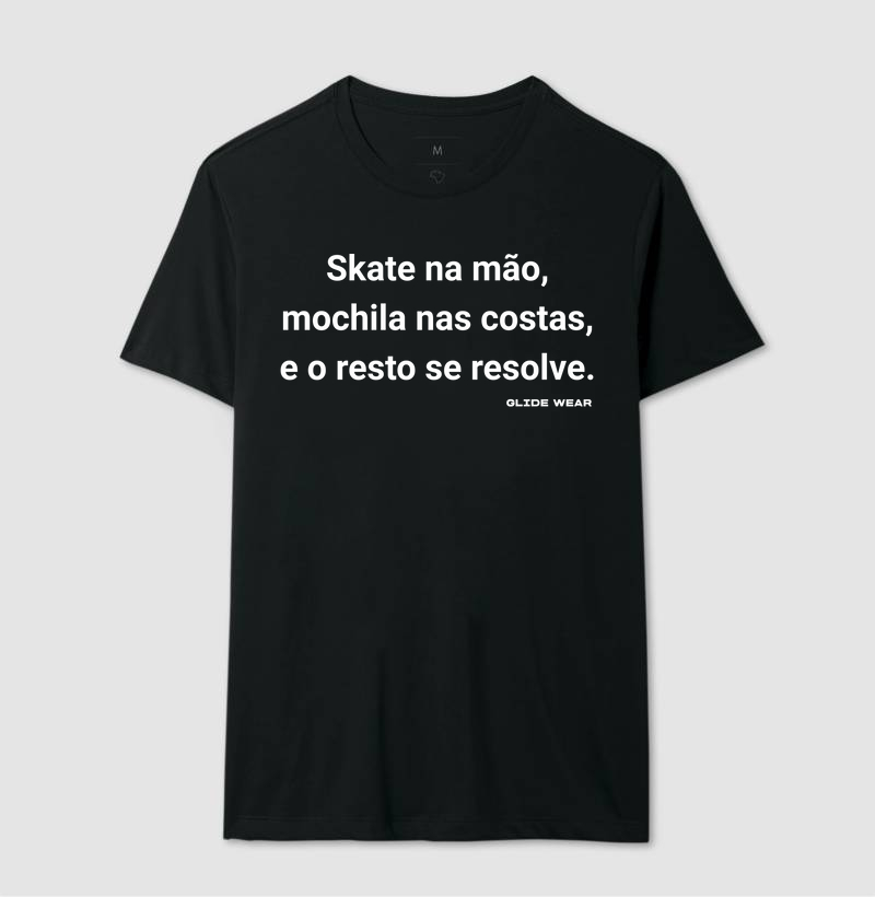 Camiseta Preta Skate na mão, mochila nas costas, e o resto se resolve.