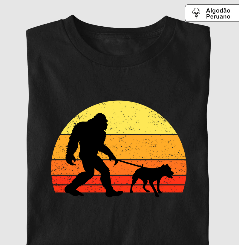 Pé grande leva seu pit bull para passear
