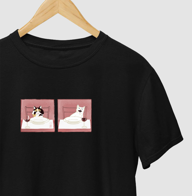 Camiseta Gatos e Vinhos - POV com parede
