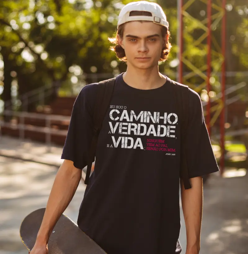 CAMISETA "EU SOU O CAMINHO": SUA DECLARAÇÃO DE FÉ EM ALGODÃO QUE FALA AO MUNDO