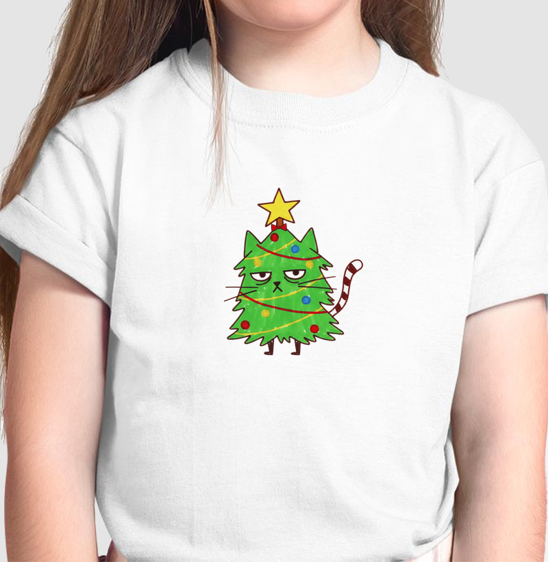 Gato no meio da árvore de Natal