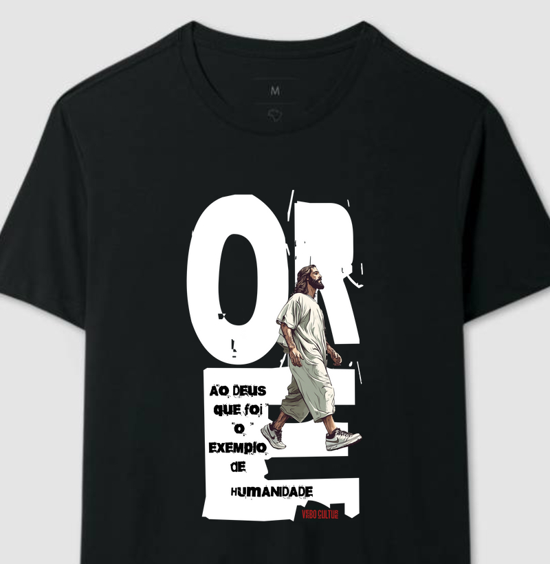 CAMISETA "ORE AO DEUS QUE VIVEU COMO NÓS"