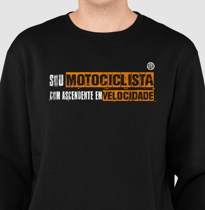 Motociclista com ascendente em velocidade
