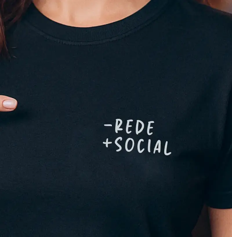 Camiseta Minimalista “–REDE +SOCIAL” – Design Tipográfico Unissex presente