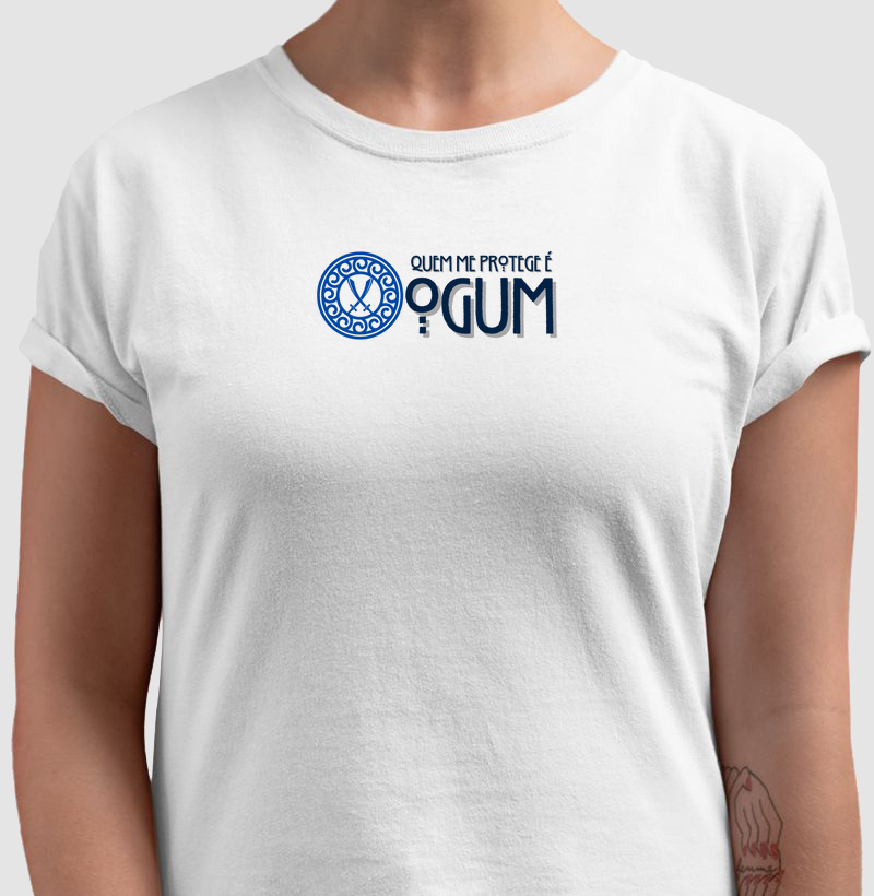 Camiseta Quem me Protege é Ogum Sombreada Branca Feminina