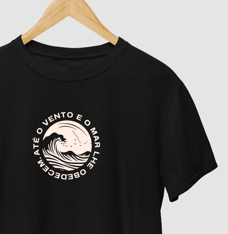 Camiseta Até o Vento e o Mar Lhe Obedecem