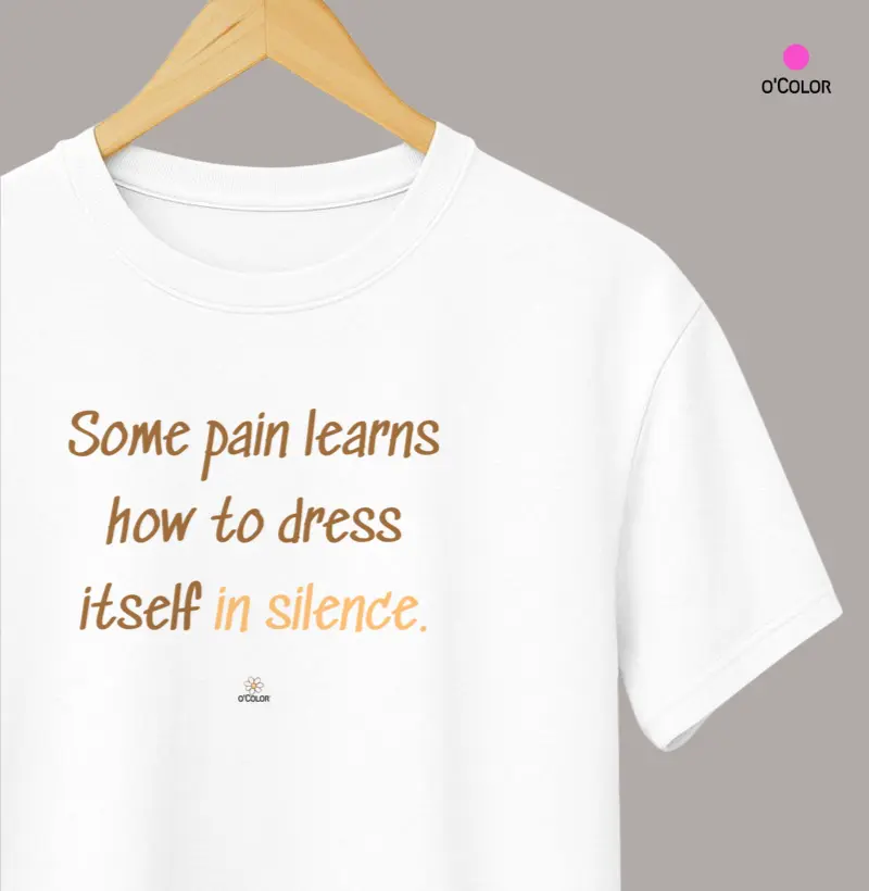 Há dores que aprendem a se vestir de silêncio. Some pain learns how to dress itself in silence.