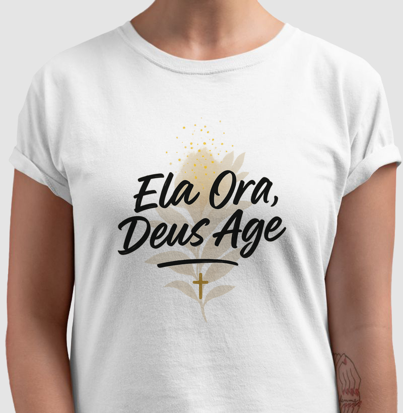 Camiseta Ela Ora, Deus Age – Estilo Cristão Elegante para Mulheres