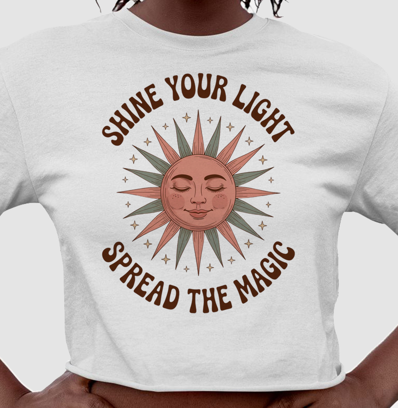 Camiseta "Shine Your Light" - Magia Mística & Boho