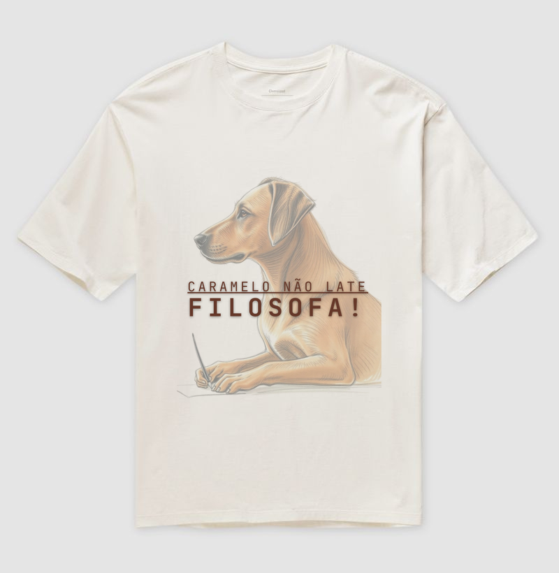 Camiseta Oversized Caramelo não late. Filosofa!