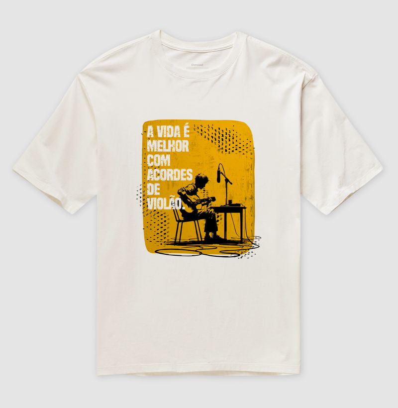 Camiseta Oversized Violão - "A vida é melhor com..."