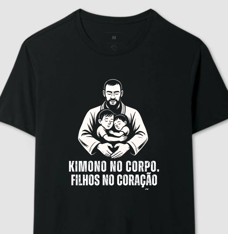 KIMONO NO CORPO FILHOS NO CORAÇÃO PRETO E BRANCO