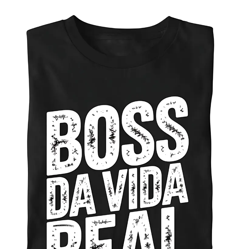 "Boss da Vida Real" em letras marcadas e visual de desgaste épico