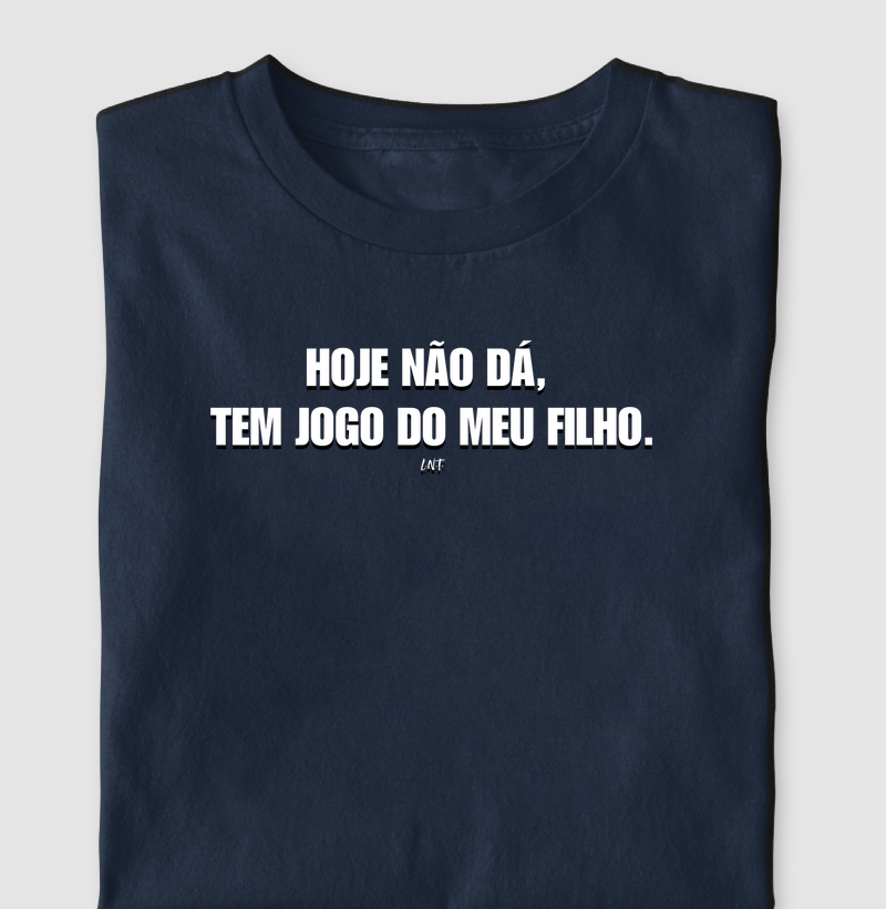 Camiseta Básica - HOJE NÃO DÁ, TEM JOGO DO MEU FILHO.