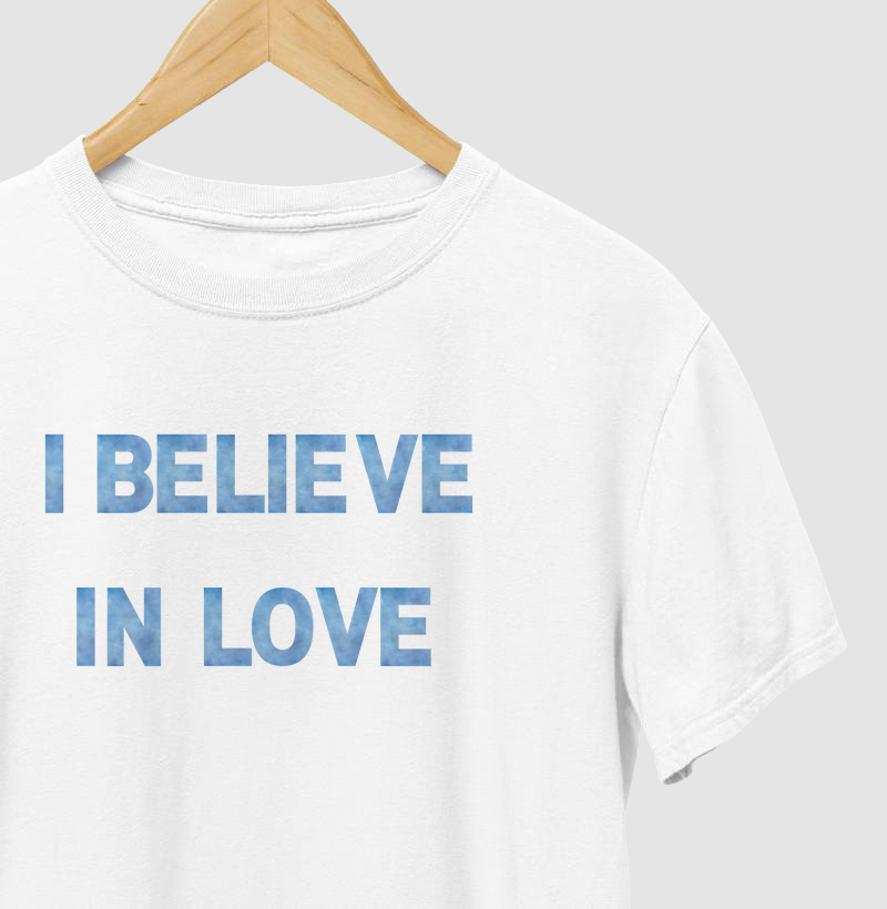 Camiseta Básica de Algodão "Acredito no amor"