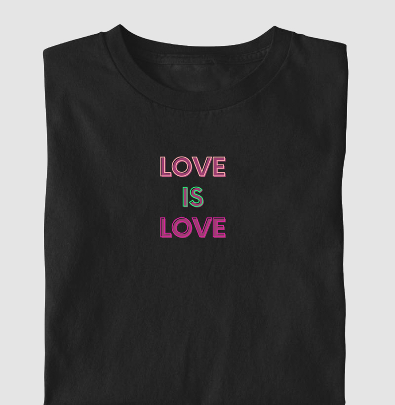 Camiseta masculina com frase do orgulho - Love is Love