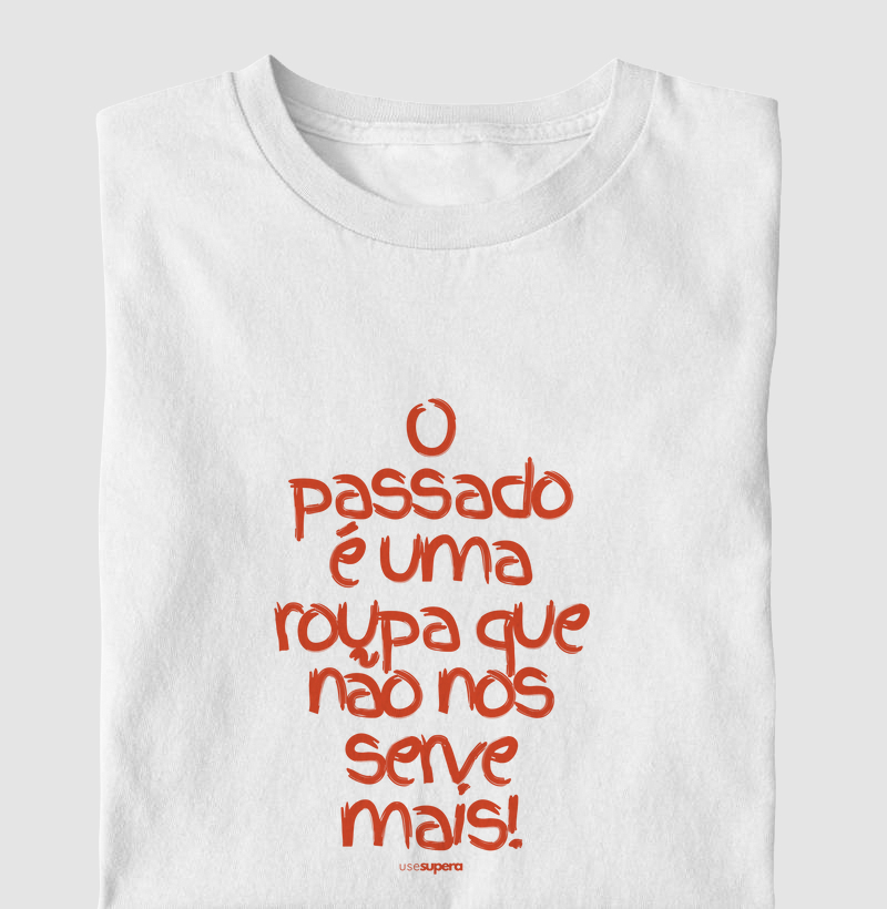 Camiseta "O passado é uma roupa uma roupa que não nos serve mais"