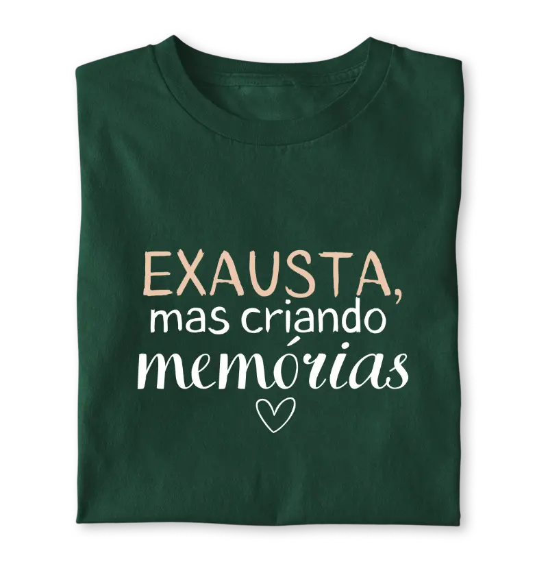 Camiseta "Exausta, mas criando memórias" – Maternidade real estampada no peito