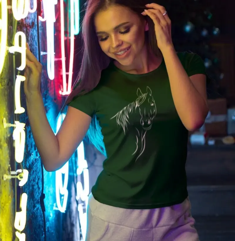 Foto de um cavalo estampada na camisa 