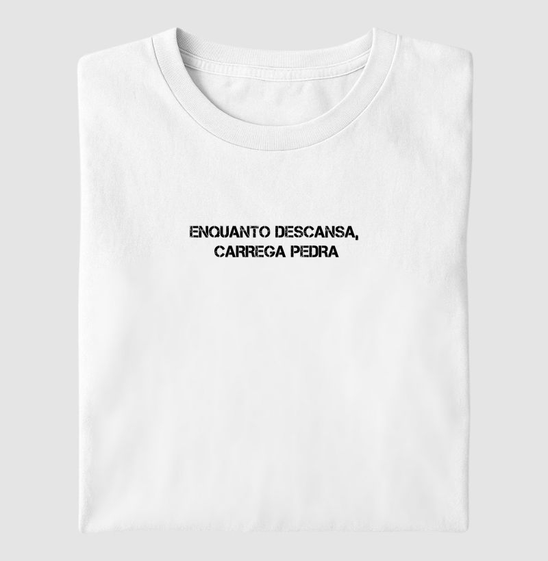 Enquanto descansa, carrega pedra