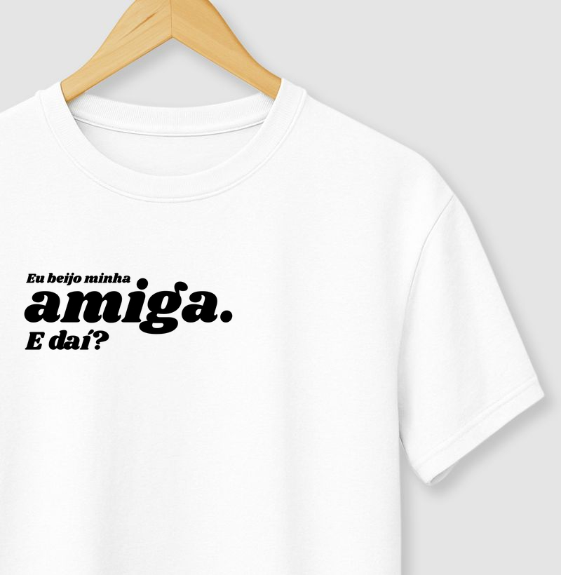 Eu beijo minha amiga. E daí?