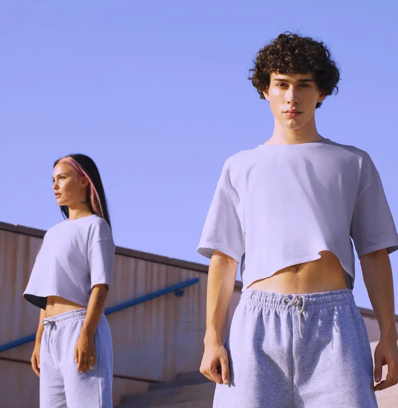 Camiseta Cropped sem estampa.