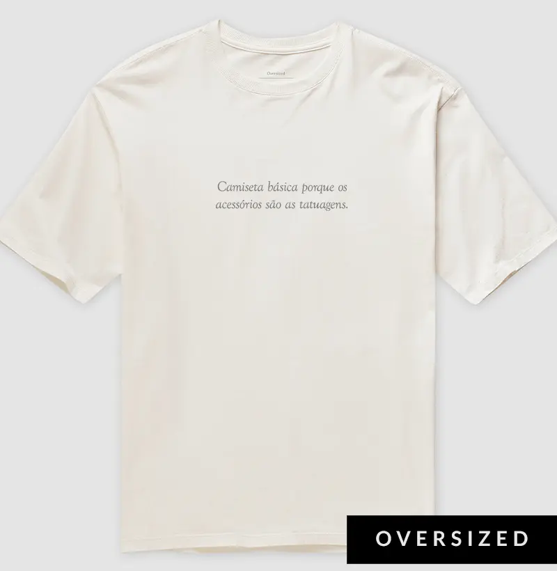 Camiseta básica porque os acessórios são as tatuagens.