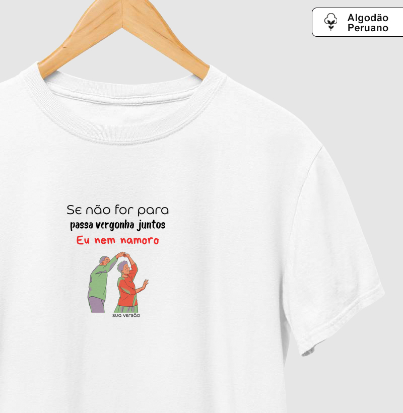 Camiseta para o casal que passa por casa presepada | Se não for para passar vergonha juntos eu nem namoro