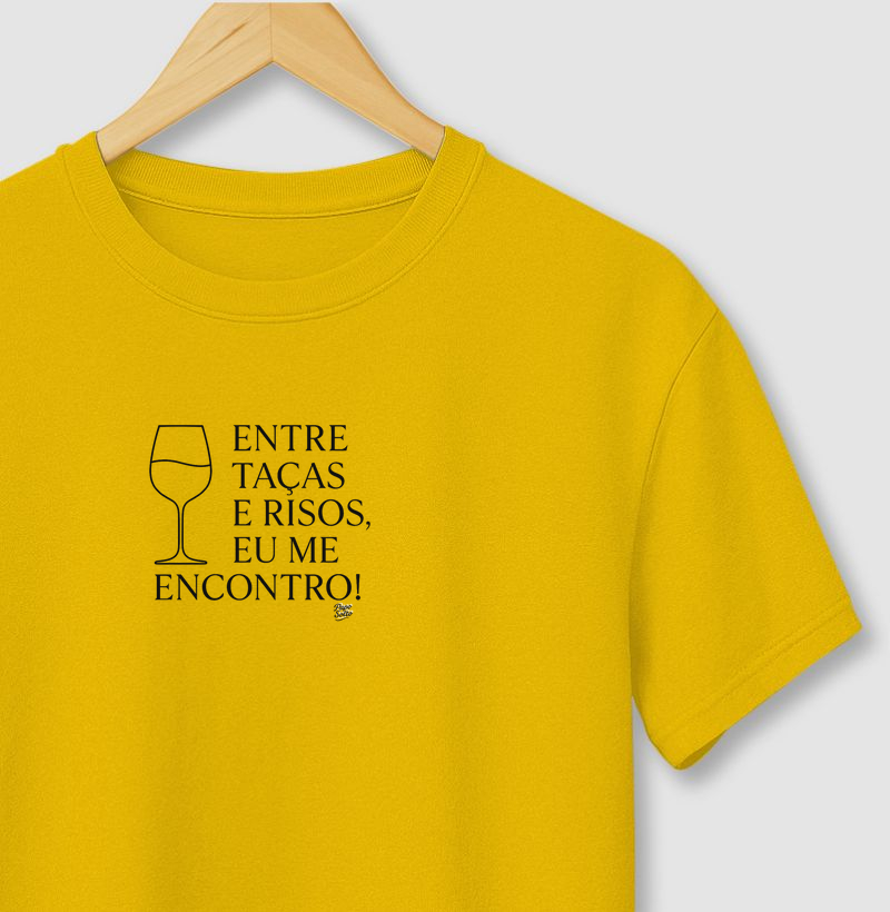 Entre taças e risos, eu me encontro.